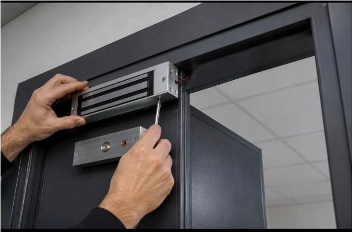 Montaj yală electromagnetică pentru sistem control acces